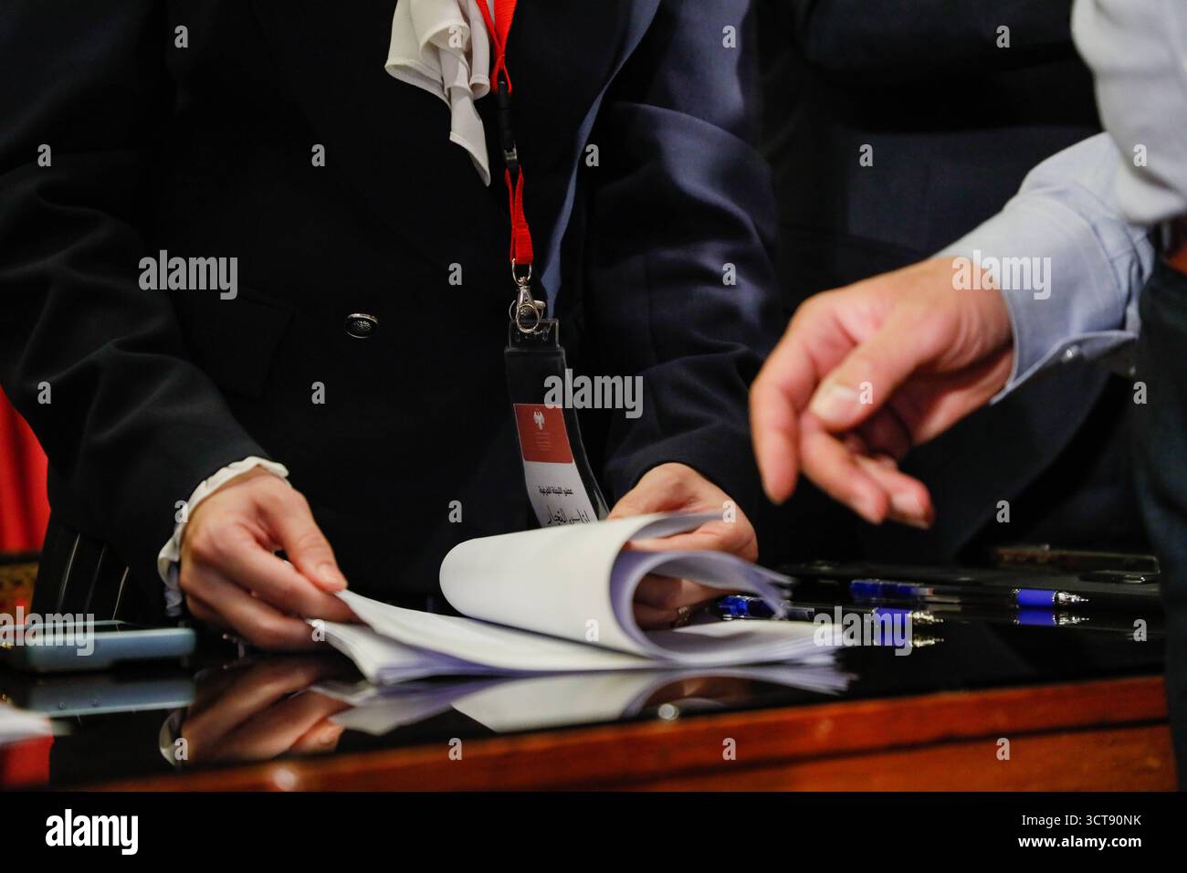 La Siria tiene le prime elezioni parlamentari da quando gli Assad cadono i membri delle commissioni elettorali contano i voti durante le prime elezioni parlamentari siriane dalla caduta del governo di Bashar al-Assads, ad Aleppo, il 5 ottobre 2025. Damasco Siria Copyright: XMohammadxBashirxAldaherx Foto Stock