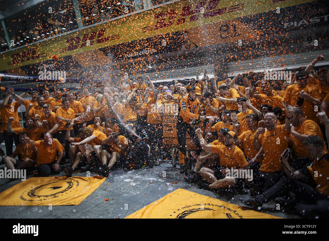 McLaren F1 Team costruttori celebrativi campioni del mondo NORRIS Lando (gbr), McLaren F1 Team MCL39, ritratto PIASTRI Oscar (aus), McLaren F1 Team MCL39, ritratto STELLA Andrea (ita), Team Principal della McLaren F1 Team, ritratto durante il Gran Premio di Singapore di Formula 1 2025, 18° round del Campionato del mondo FIA di Formula 1 2025 dal 3 al 5 ottobre 2025 sul Marina Bay Street Circuit, a Singapore Foto Stock