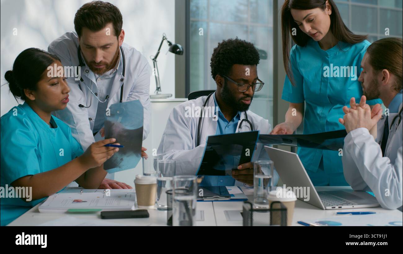 Medici multietnici gruppo medico diagnostico riunione Heath ricerca xray analisi uomini africani indiano donne caucasiche diverse infermiere chirurgo medicare Foto Stock