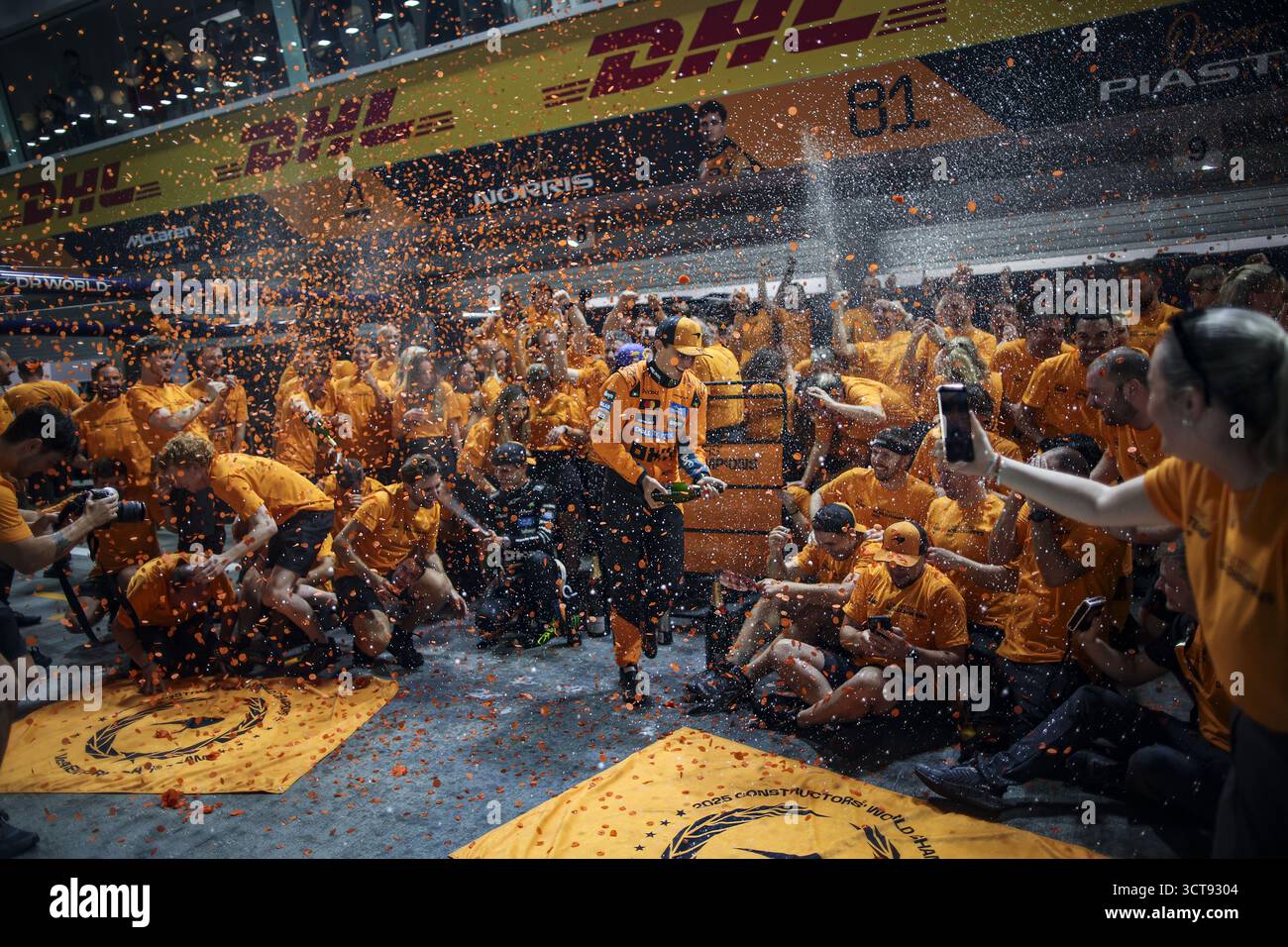 McLaren F1 Team costruttori celebrativi campioni del mondo NORRIS Lando (gbr), McLaren F1 Team MCL39, ritratto PIASTRI Oscar (aus), McLaren F1 Team MCL39, ritratto STELLA Andrea (ita), Team Principal della McLaren F1 Team, ritratto durante il Gran Premio di Singapore di Formula 1 2025, 18° round del Campionato del mondo FIA di Formula 1 2025 dal 3 al 5 ottobre 2025 sul Marina Bay Street Circuit, a Singapore Foto Stock