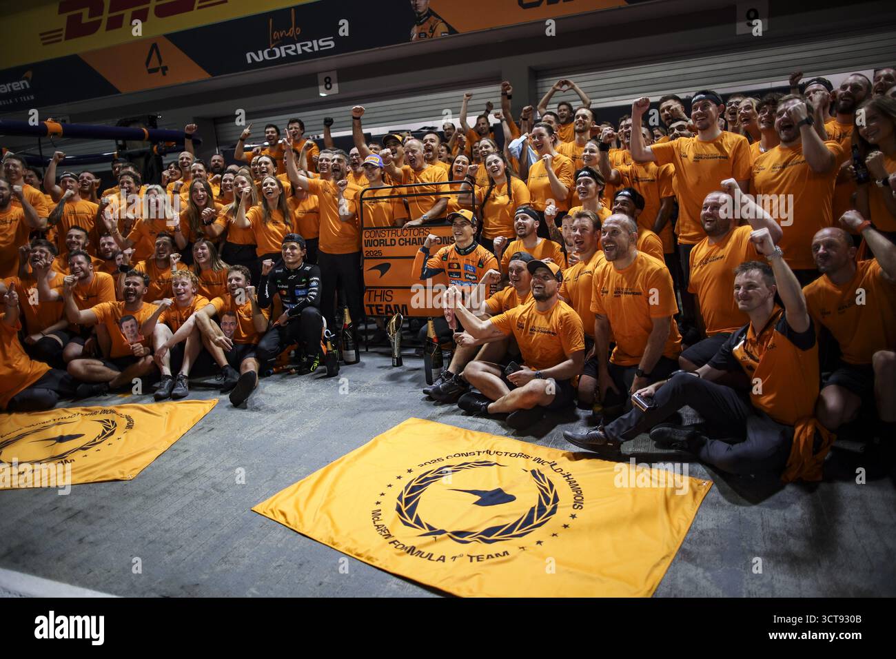 McLaren F1 Team costruttori celebrativi campioni del mondo NORRIS Lando (gbr), McLaren F1 Team MCL39, ritratto PIASTRI Oscar (aus), McLaren F1 Team MCL39, ritratto STELLA Andrea (ita), Team Principal della McLaren F1 Team, ritratto durante il Gran Premio di Singapore di Formula 1 2025, 18° round del Campionato del mondo FIA di Formula 1 2025 dal 3 al 5 ottobre 2025 sul Marina Bay Street Circuit, a Singapore Foto Stock