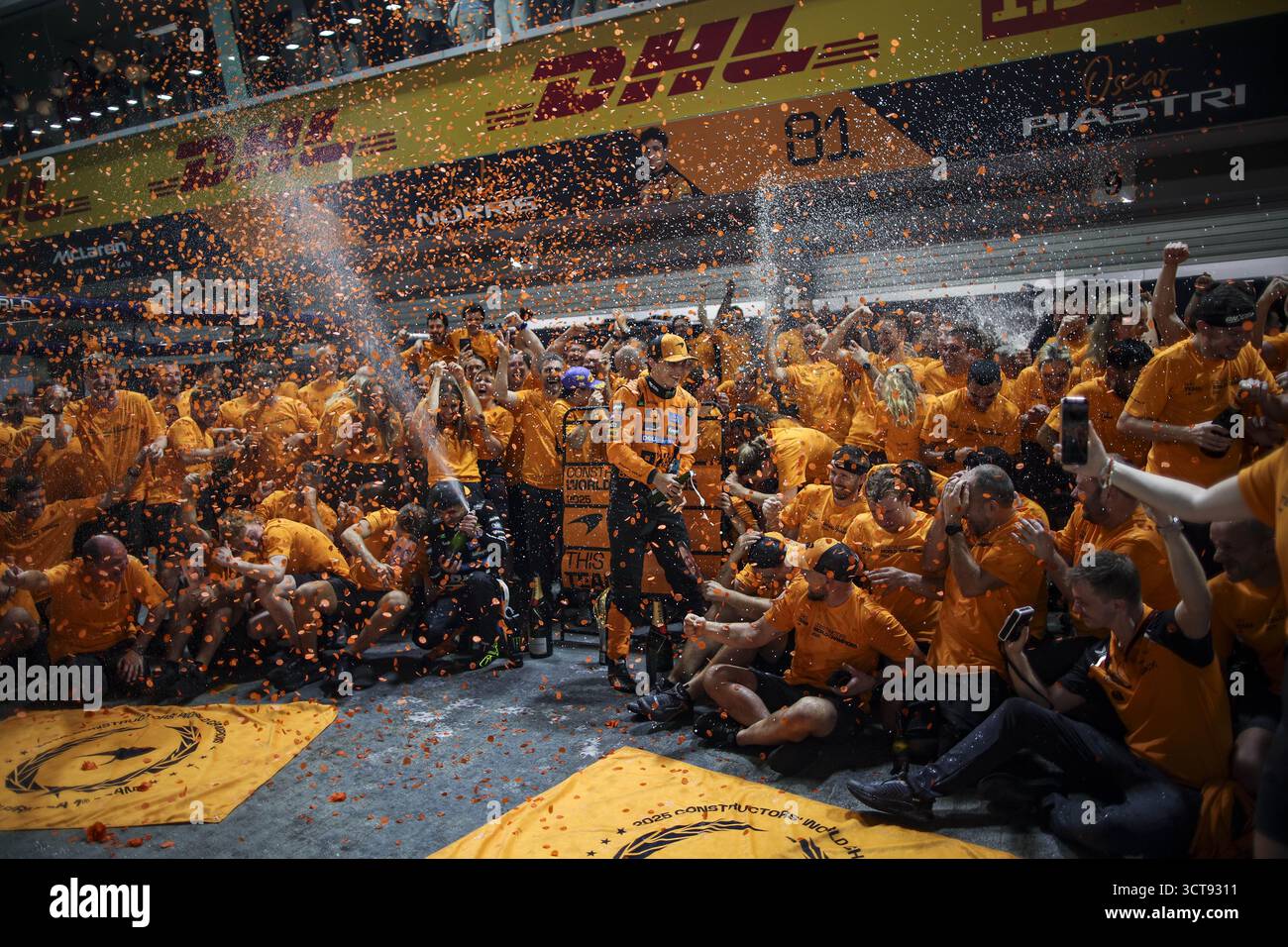 McLaren F1 Team costruttori celebrativi campioni del mondo NORRIS Lando (gbr), McLaren F1 Team MCL39, ritratto PIASTRI Oscar (aus), McLaren F1 Team MCL39, ritratto STELLA Andrea (ita), Team Principal della McLaren F1 Team, ritratto durante il Gran Premio di Singapore di Formula 1 2025, 18° round del Campionato del mondo FIA di Formula 1 2025 dal 3 al 5 ottobre 2025 sul Marina Bay Street Circuit, a Singapore Foto Stock