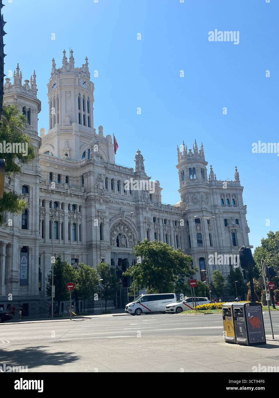 Palazzo Cibeles (Palacio de Cibeles) a Madrid, Spagna, storico monumento del Municipio sotto un cielo luminoso e soleggiato nel cuore della città. - Immagine stock catturata con smartphone