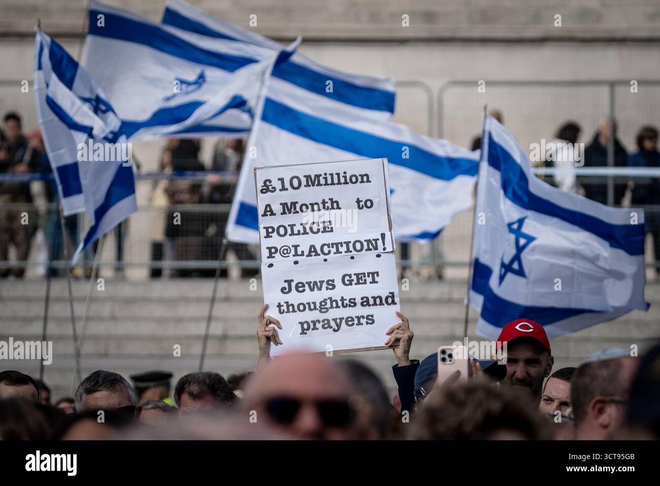 Londra, Regno Unito. 5 ottobre 2025. Gli ebrei britannici, i membri e i sostenitori della comunità israeliana a Londra tengono una veglia a Trafalgar Square per celebrare il secondo anniversario degli attentati del 7 ottobre e piangono le vittime dell’attentato terroristico della sinagoga di Manchester di giovedì. Organizzato dal Consiglio dei deputati e dal Consiglio della leadership ebraica (JLC), il memoriale ha visto i membri della comunità e gli alleati riunirsi nella piazza, riempiendola fino ai gradini della Galleria Nazionale. Crediti: Guy Corbishley/Alamy Live News Foto Stock