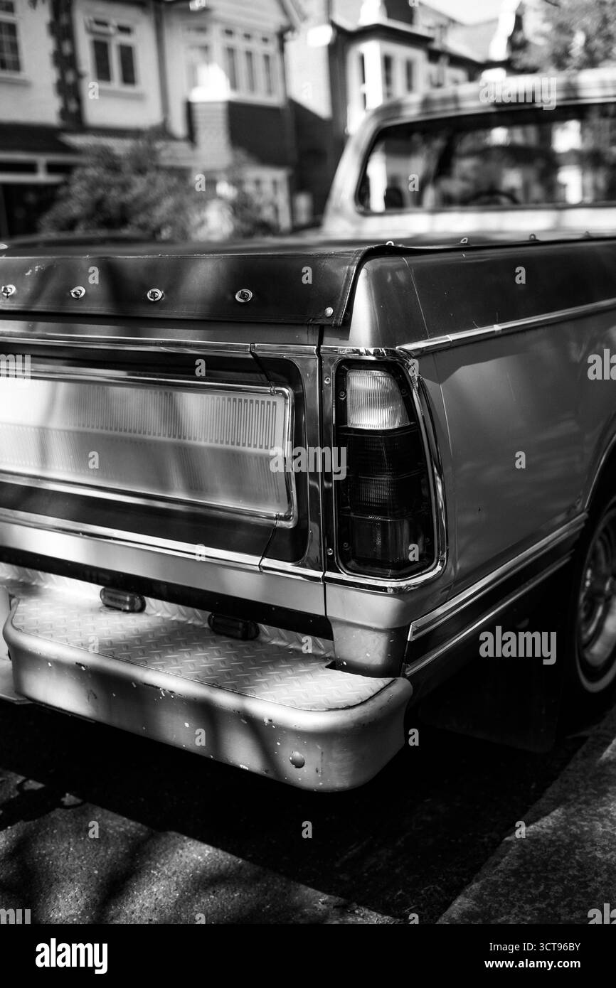Chiswick, Londra – 2025.04.28 – foto in bianco e nero di un pick-up Dodge d'epoca parcheggiato in una strada tranquilla, che mostra le luci posteriori dettagliate, chro Foto Stock
