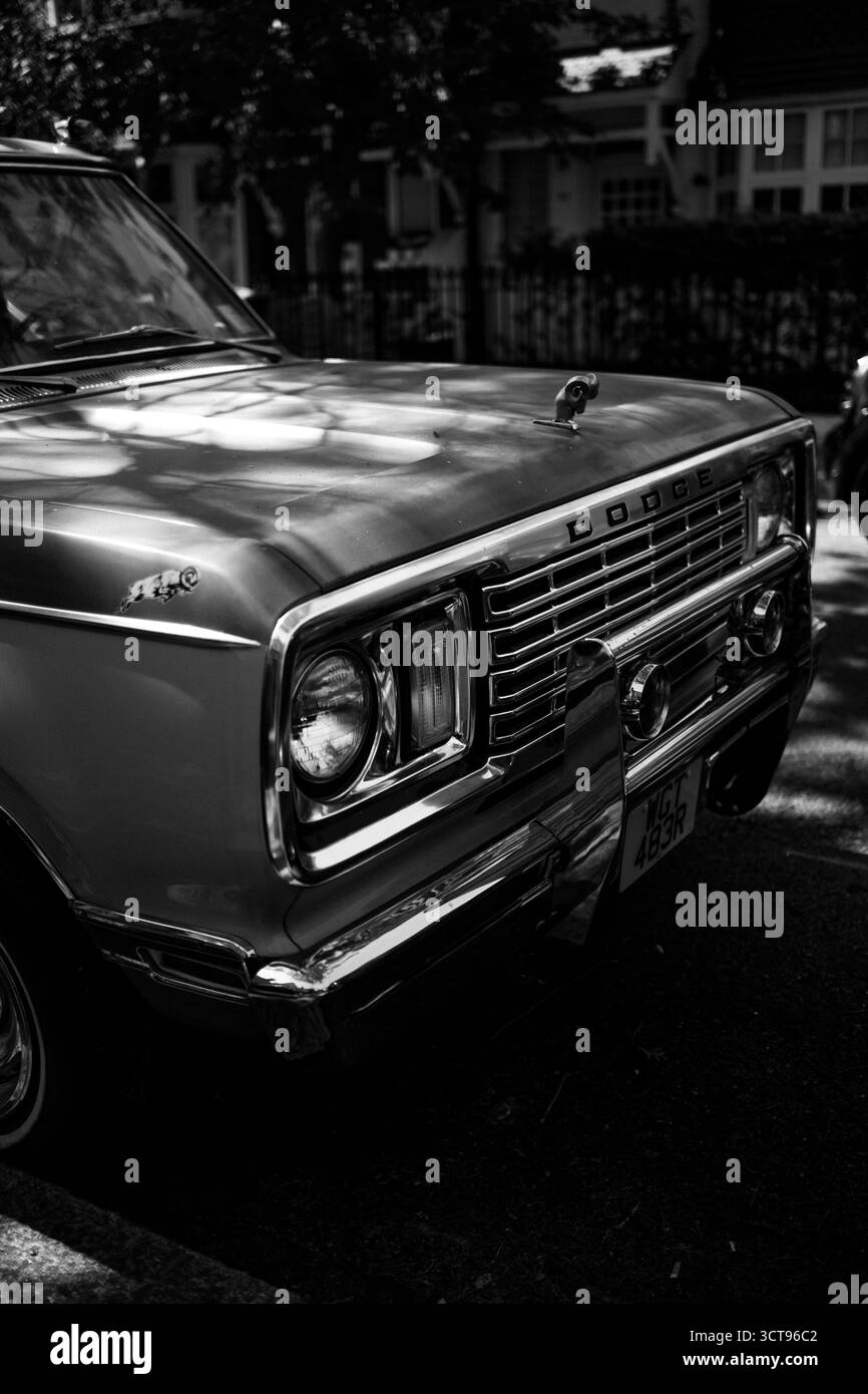 Chiswick, Londra – 2025.04.28 – Un primo piano in bianco e nero di un camion Dodge d'epoca parcheggiato in una strada tranquilla, con la luce del sole che filtra attraverso Foto Stock