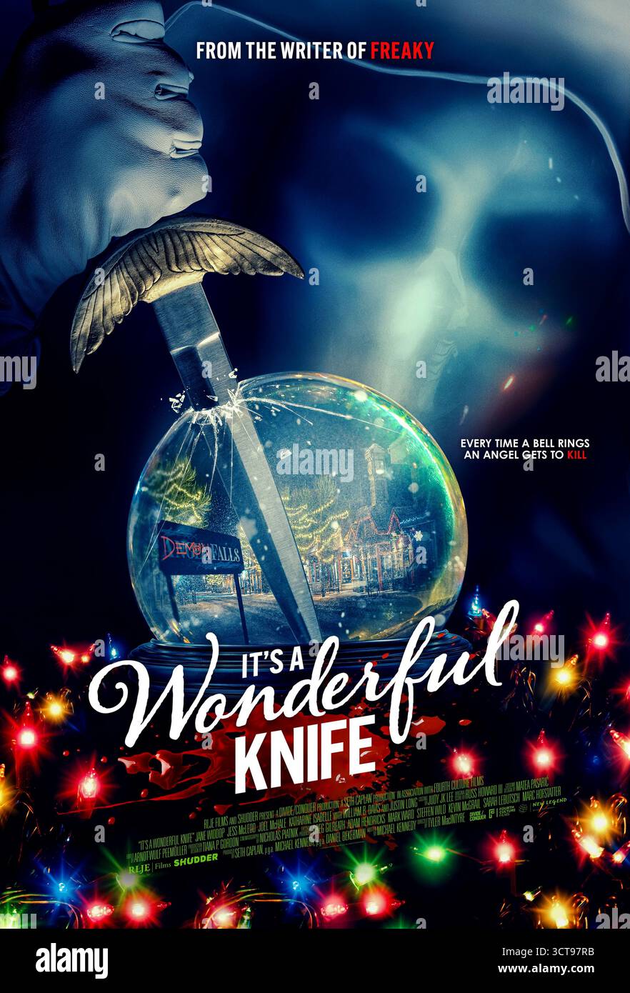 IT's a Wonderful Knife (2023) diretto da Tyler MacIntyre e interpretato da Jane Widdop, Joel McHale e Justin Long. Dopo aver salvato la sua città da un assassino mascherato, Winnie desidera che non sia mai nata e si ritrova in un universo parallelo in cui l'assassino terrorizza ancora i suoi amici, costringendola a combattere per la sopravvivenza per tornare a casa. USA SOLO PER USO EDITORIALE DI un foglio di poster. Crediti: BFA / RLJE Films Foto Stock