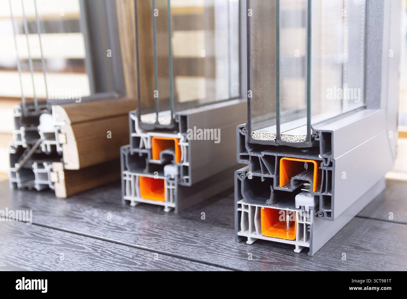 Sezione trasversale delle finestre in PVC di lusso nello showroom. Industria Foto Stock