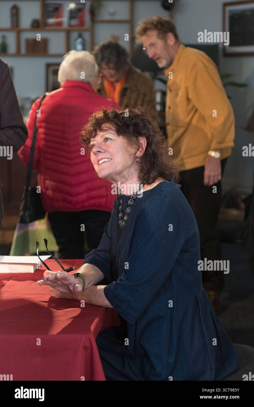 L'autrice britannica Kathy Biggs firma copie del suo nuovo romanzo "Attention All Shipping", a Presteigne, Powys, Regno Unito Foto Stock