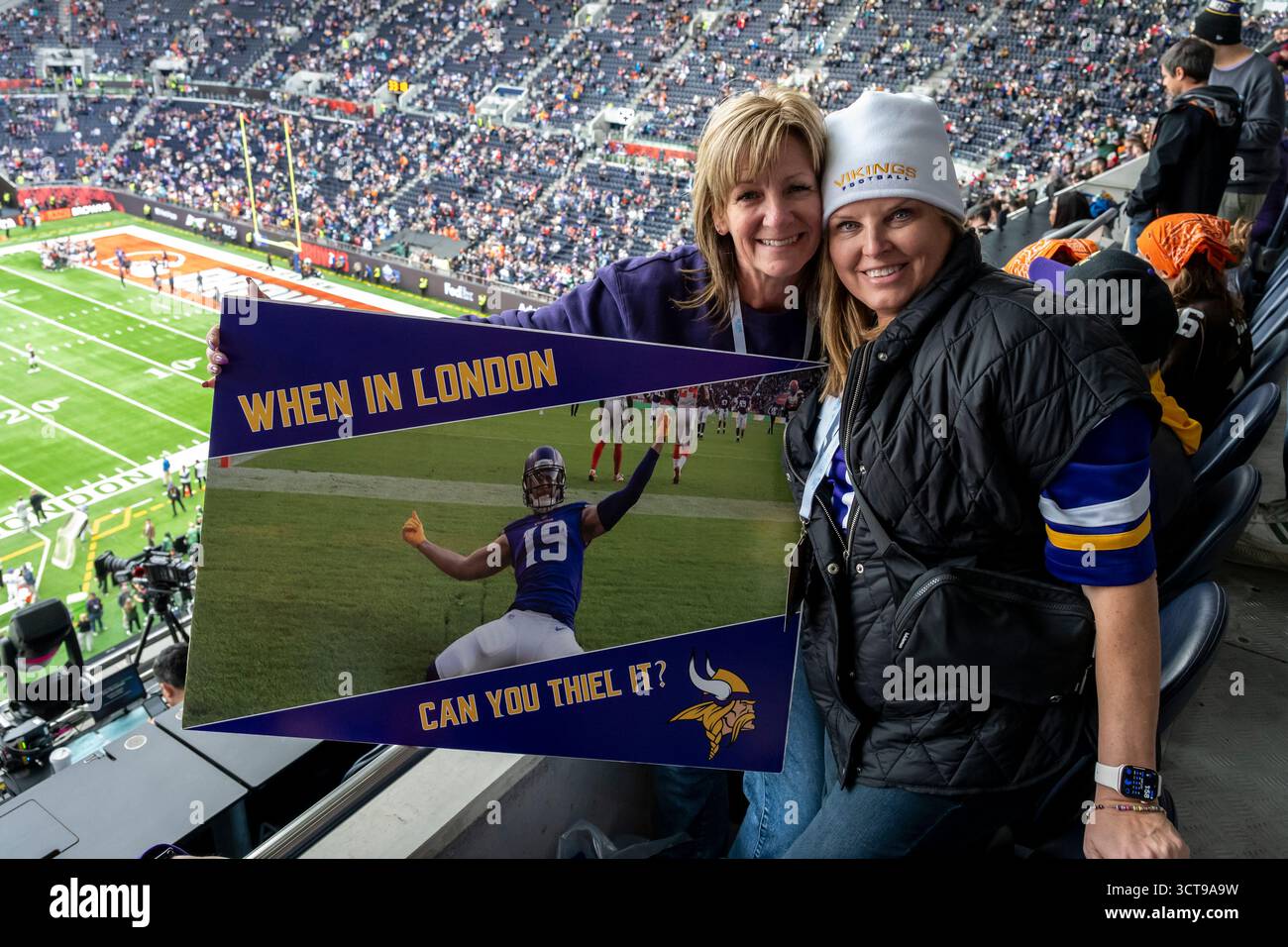 Londra, Regno Unito. 5 ottobre 2025. Tifosi dei Vikings davanti alla partita dei Minnesota Vikings ai Cleveland Browns al Tottenham Hotspur Stadium. Punteggio finale Vikings 21 – Browns 17. Crediti: Stephen Chung / Alamy Live News Foto Stock Londra, Regno Unito. 5 ottobre 2025. Tifosi dei Vikings davanti alla partita dei Minnesota Vikings ai Cleveland Browns al Tottenham Hotspur Stadium. Punteggio finale Vikings 21 – Browns 17. Crediti: Stephen Chung / Alamy Live News Foto Stock