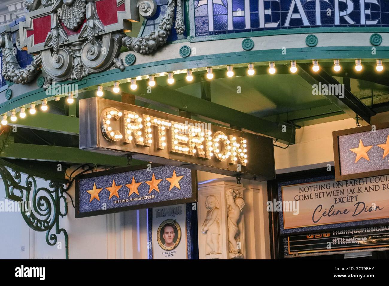 Luminoso tendone del Criterion Theatre con informazioni sugli spettacoli e valutazioni delle stelle a Londra Foto Stock