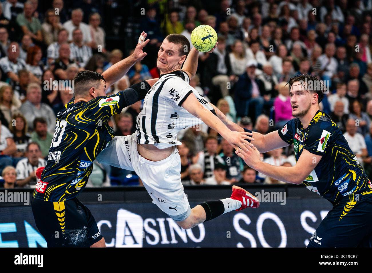 Kiel, Germania. 5 ottobre 2025. Elias Ellefsen a Skipagotu (THW Kiel, #71) beim Wurf, Jannik Kohlbacher (Rhein-Neckar Loewen, #80), Robert Timmermeister (Rhein-Neckar Loewen, #07), GER, THW Kiel vs Rhein-Neckar Loewen, Handball, Bundesliga, Spieltag 7, Saison 2025/2026, 05.10.2025 foto: Eibner-Pressefoto/Max Vincen credito: dpa/Alamy Live News Foto Stock