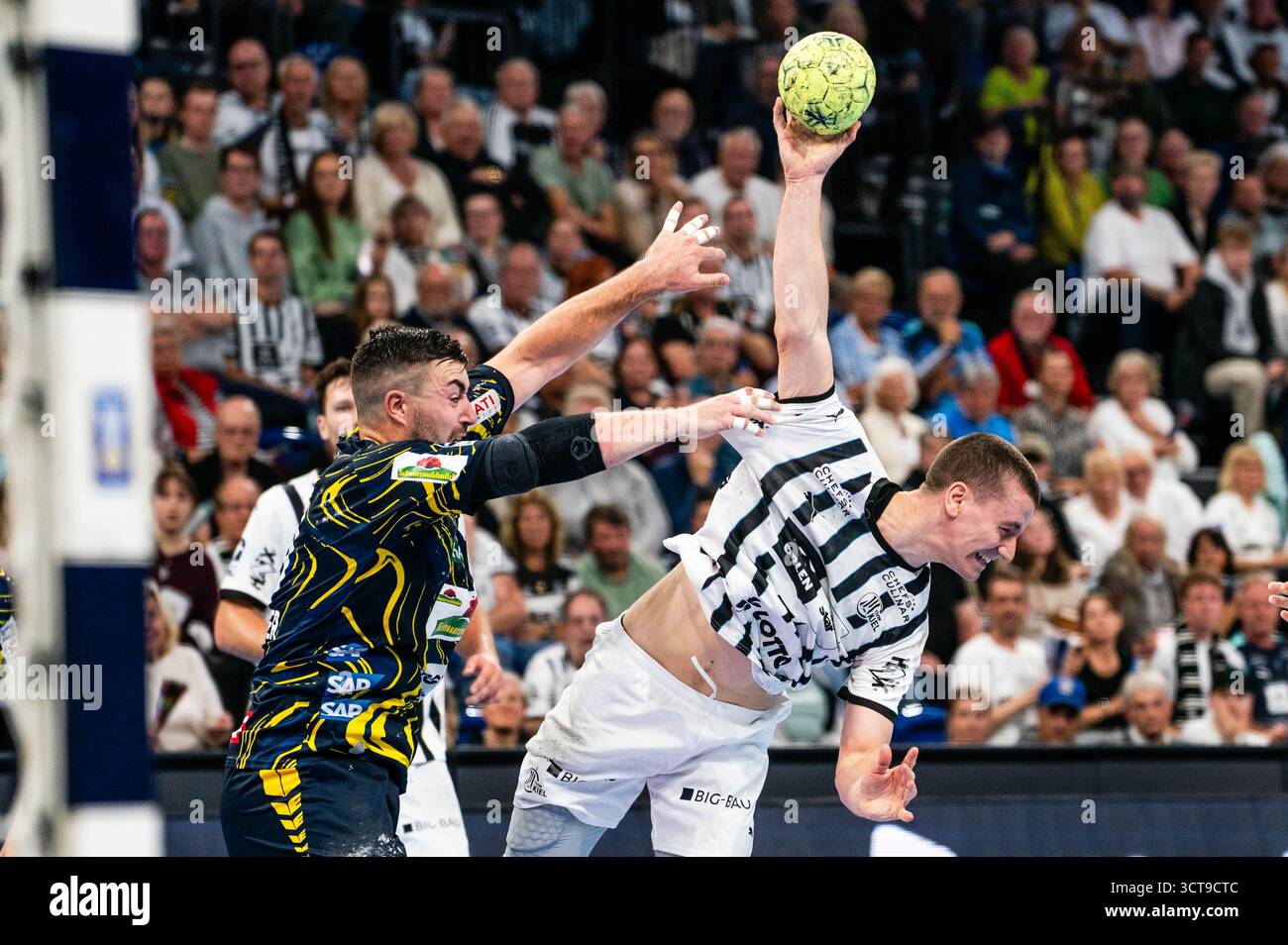 Kiel, Germania. 5 ottobre 2025. Elias Ellefsen a Skipagotu (THW Kiel, #71) beim Wurf, Jannik Kohlbacher (Rhein-Neckar Loewen, #80), GER, THW Kiel vs Rhein-Neckar Loewen, Handball, Bundesliga, Spieltag 7, Saison 2025/2026, 05.10.2025 foto: Eibner-Pressefoto/Max Vincen credito: dpa/Alamy Live News Foto Stock