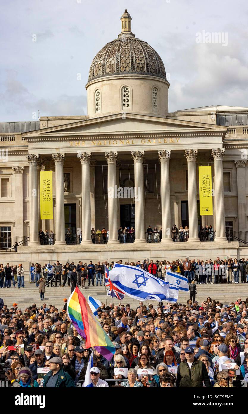 Londra, Regno Unito. 5 ottobre 2025. Migliaia di persone si sono riunite a Trafalgar Square per celebrare il secondo anniversario degli attentati del 7 ottobre e piangere le vittime dell'attentato terroristico della sinagoga di Manchester di giovedì. Organizzato dal Board of Deputies e dal Jewish Leadership Council (JLC), il memoriale ha visto i membri della comunità e gli alleati riunirsi in Trafalgar Square, riempiendolo fino ai gradini della National Gallery Credit: Mark Thomas/Alamy Live News Foto Stock