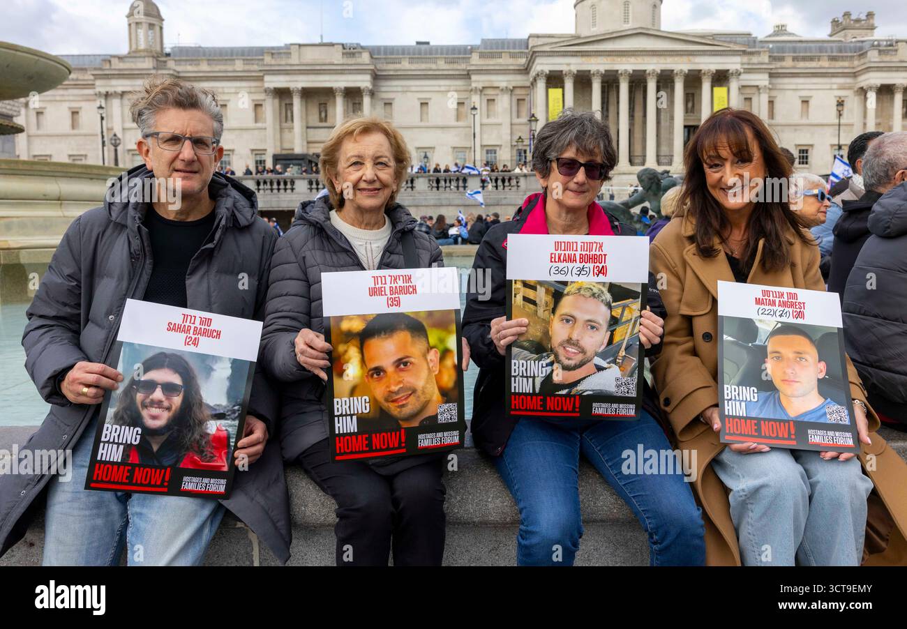 Londra, Regno Unito. 5 ottobre 2025. Migliaia di persone si sono riunite a Trafalgar Square per celebrare il secondo anniversario degli attentati del 7 ottobre e piangere le vittime dell'attentato terroristico della sinagoga di Manchester di giovedì. Organizzato dal Board of Deputies e dal Jewish Leadership Council (JLC), il memoriale ha visto i membri della comunità e gli alleati riunirsi in Trafalgar Square, riempiendolo fino ai gradini della National Gallery Credit: Mark Thomas/Alamy Live News Foto Stock