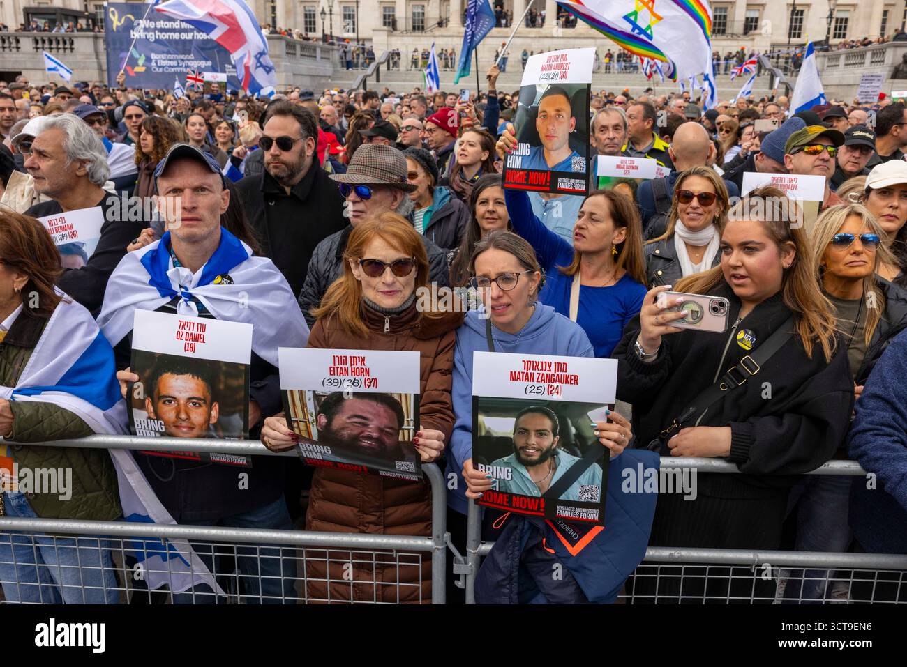 Londra, Regno Unito. 5 ottobre 2025. Migliaia di persone si sono riunite a Trafalgar Square per celebrare il secondo anniversario degli attentati del 7 ottobre e piangere le vittime dell'attentato terroristico della sinagoga di Manchester di giovedì. Organizzato dal Board of Deputies e dal Jewish Leadership Council (JLC), il memoriale ha visto i membri della comunità e gli alleati riunirsi in Trafalgar Square, riempiendolo fino ai gradini della National Gallery Credit: Mark Thomas/Alamy Live News Foto Stock