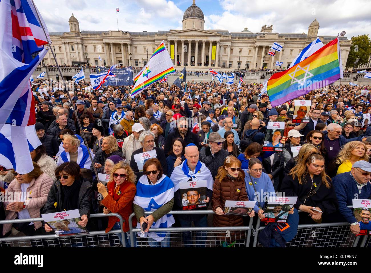 Londra, Regno Unito. 5 ottobre 2025. Migliaia di persone si sono riunite a Trafalgar Square per celebrare il secondo anniversario degli attentati del 7 ottobre e piangere le vittime dell'attentato terroristico della sinagoga di Manchester di giovedì. Organizzato dal Board of Deputies e dal Jewish Leadership Council (JLC), il memoriale ha visto i membri della comunità e gli alleati riunirsi in Trafalgar Square, riempiendolo fino ai gradini della National Gallery Credit: Mark Thomas/Alamy Live News Foto Stock