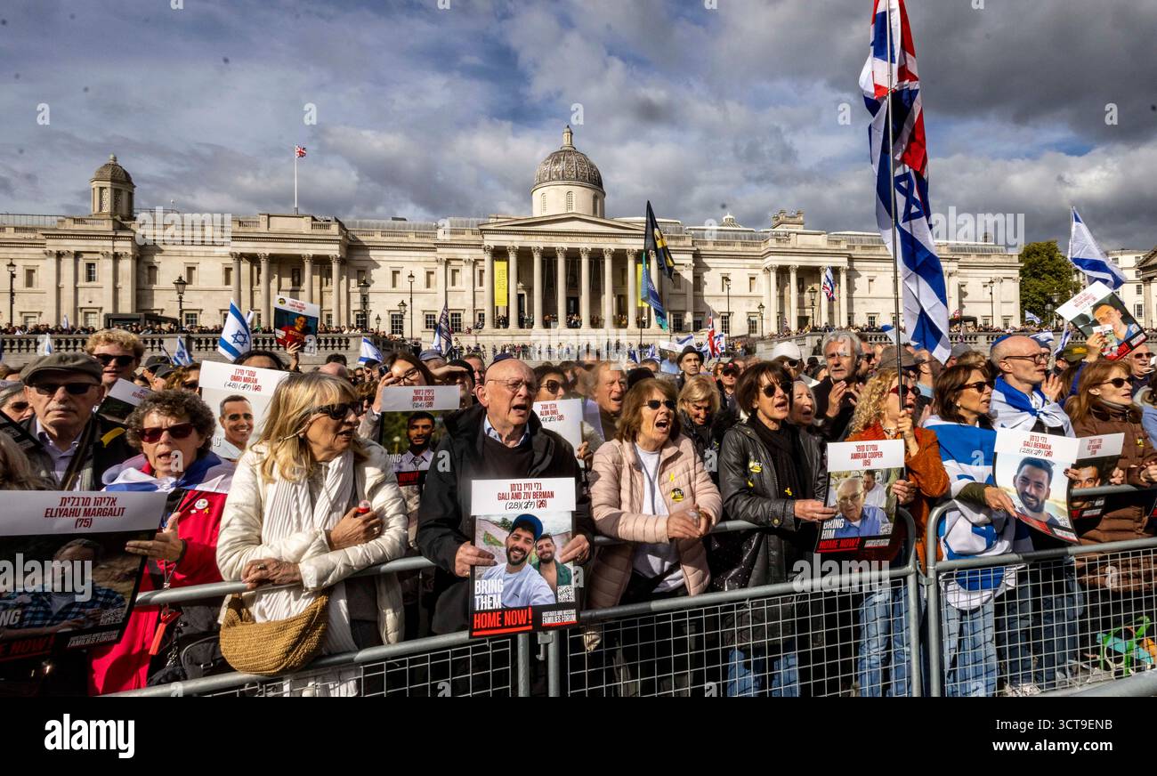 Londra, Regno Unito. 5 ottobre 2025. Migliaia di persone si sono riunite a Trafalgar Square per celebrare il secondo anniversario degli attentati del 7 ottobre e piangere le vittime dell'attentato terroristico della sinagoga di Manchester di giovedì. Organizzato dal Board of Deputies e dal Jewish Leadership Council (JLC), il memoriale ha visto i membri della comunità e gli alleati riunirsi in Trafalgar Square, riempiendolo fino ai gradini della National Gallery Credit: Mark Thomas/Alamy Live News Foto Stock