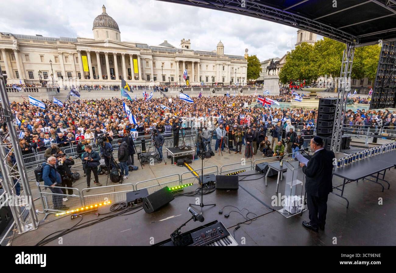 Londra, Regno Unito. 5 ottobre 2025. Il rabbino capo, Sir Ephraim Mirvis, parla alla folla. Migliaia di persone si sono riunite a Trafalgar Square per celebrare il secondo anniversario degli attentati del 7 ottobre e piangere le vittime dell'attentato terroristico della sinagoga di Manchester di giovedì. Organizzato dal Board of Deputies e dal Jewish Leadership Council (JLC), il memoriale ha visto i membri della comunità e gli alleati riunirsi in Trafalgar Square, riempiendolo fino ai gradini della National Gallery Credit: Mark Thomas/Alamy Live News Foto Stock