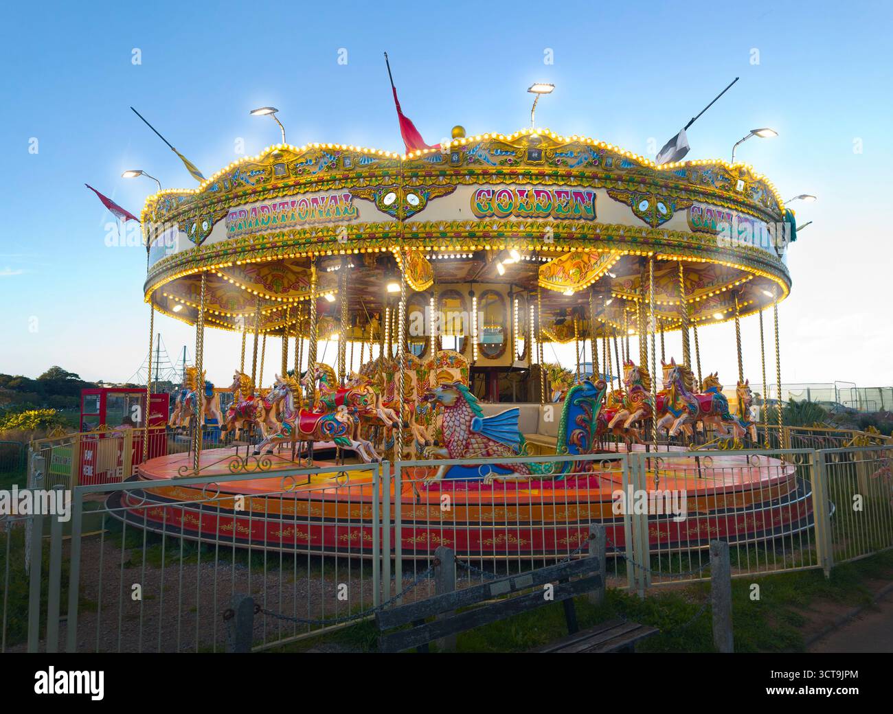 Giostra, Paignton, Devon, Regno Unito. sole di sera, crepuscolo Foto Stock