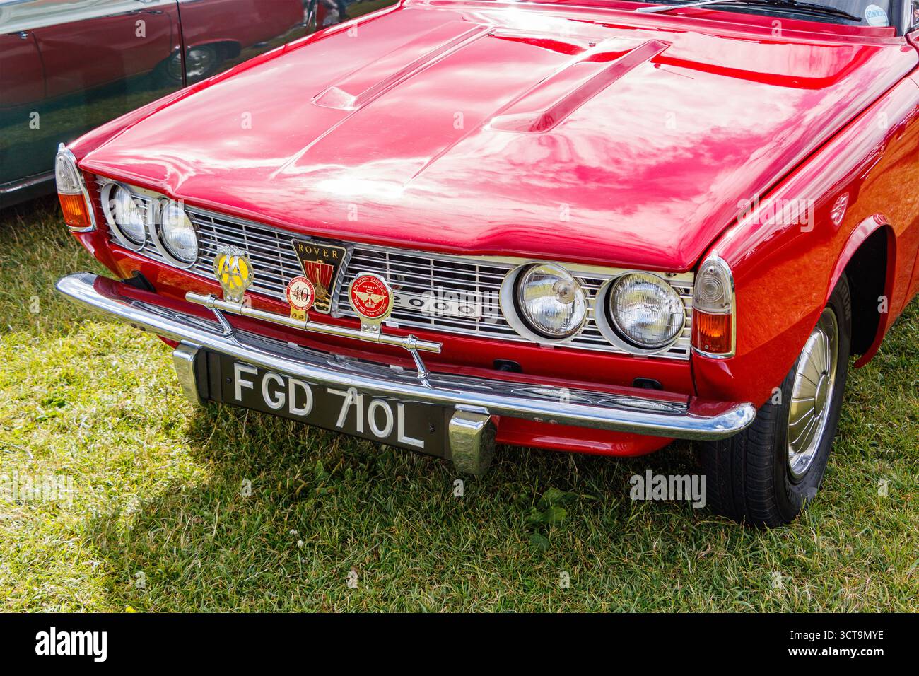 La classica Rover 2000 rossa brillante degli anni '1970 con dettagli cromati e badge vintage in mostra in una mostra di auto all'aperto sulla spiaggia di Blyth Foto Stock