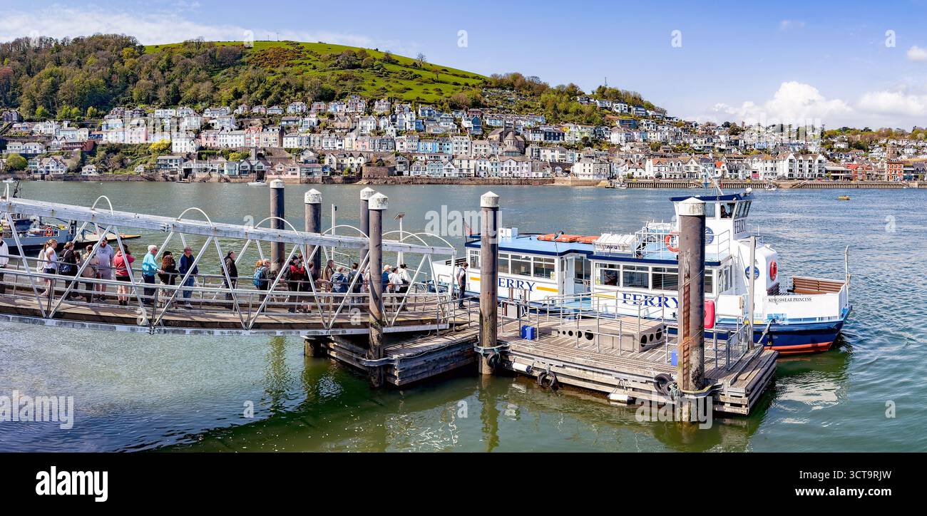 Kingswear, Devon, Inghilterra, Regno Unito - 24 aprile 2025: Persone a bordo di un traghetto a Kingswear per attraversare il fiume Dart fino alla città di Dartmouth - Immagine stock catturata con smartphone