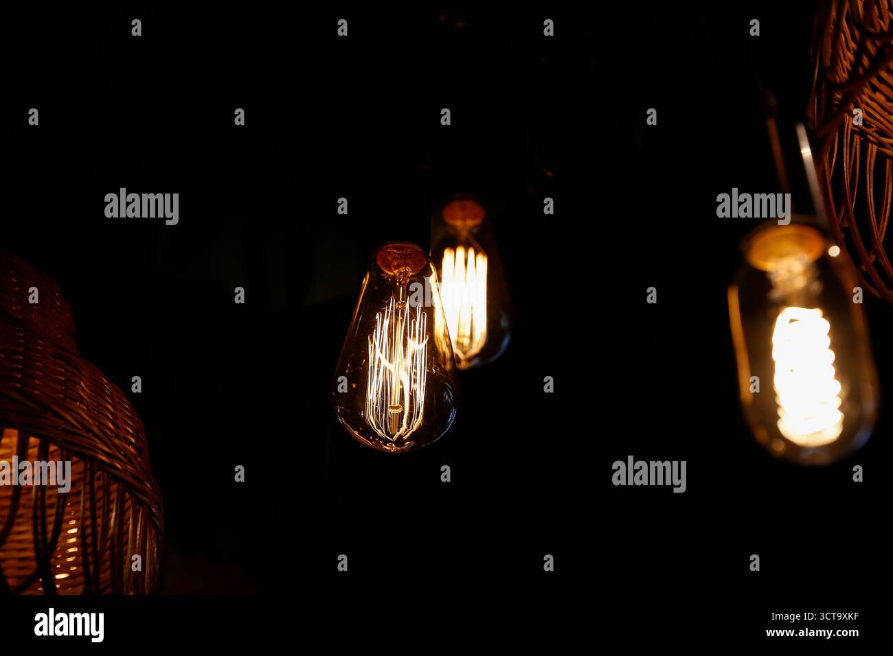 progetti d'illuminazione e arredamento vintage, con calde lampadine alogene luminose su un elegante sfondo nero Foto Stock