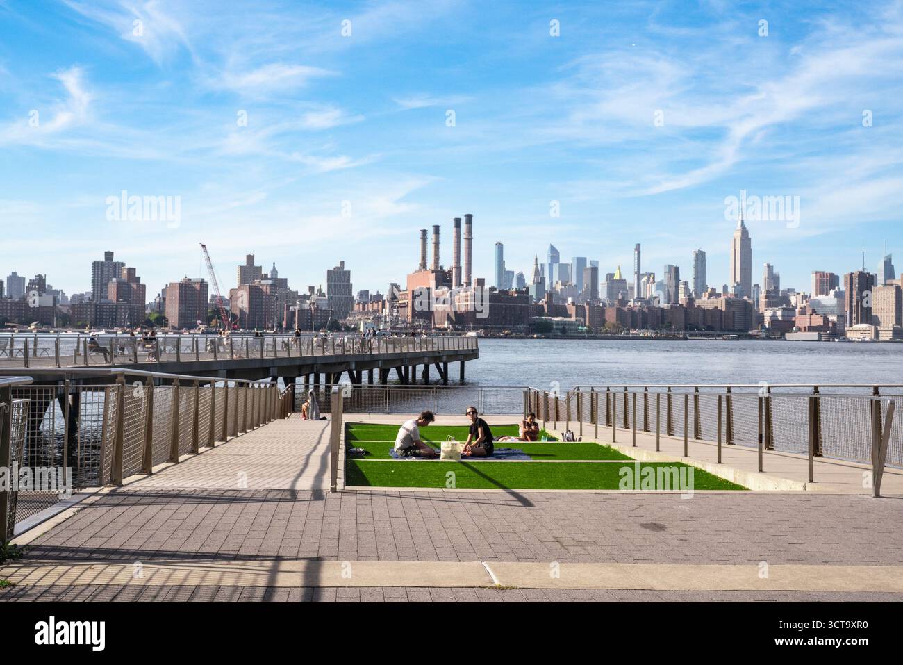 Brooklyn, New York City - 4 ottobre 2025: Vista dal parco sul lungomare di Willamsburg Brooklyn con vista dello skyline di New York. Foto Stock