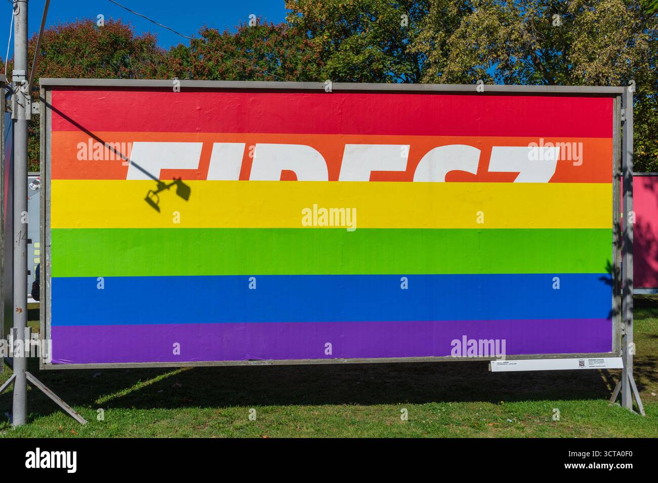 Un poster a tema LGBTQ alla mostra ARC di Budapest nell'autunno del 2025. Foto Stock