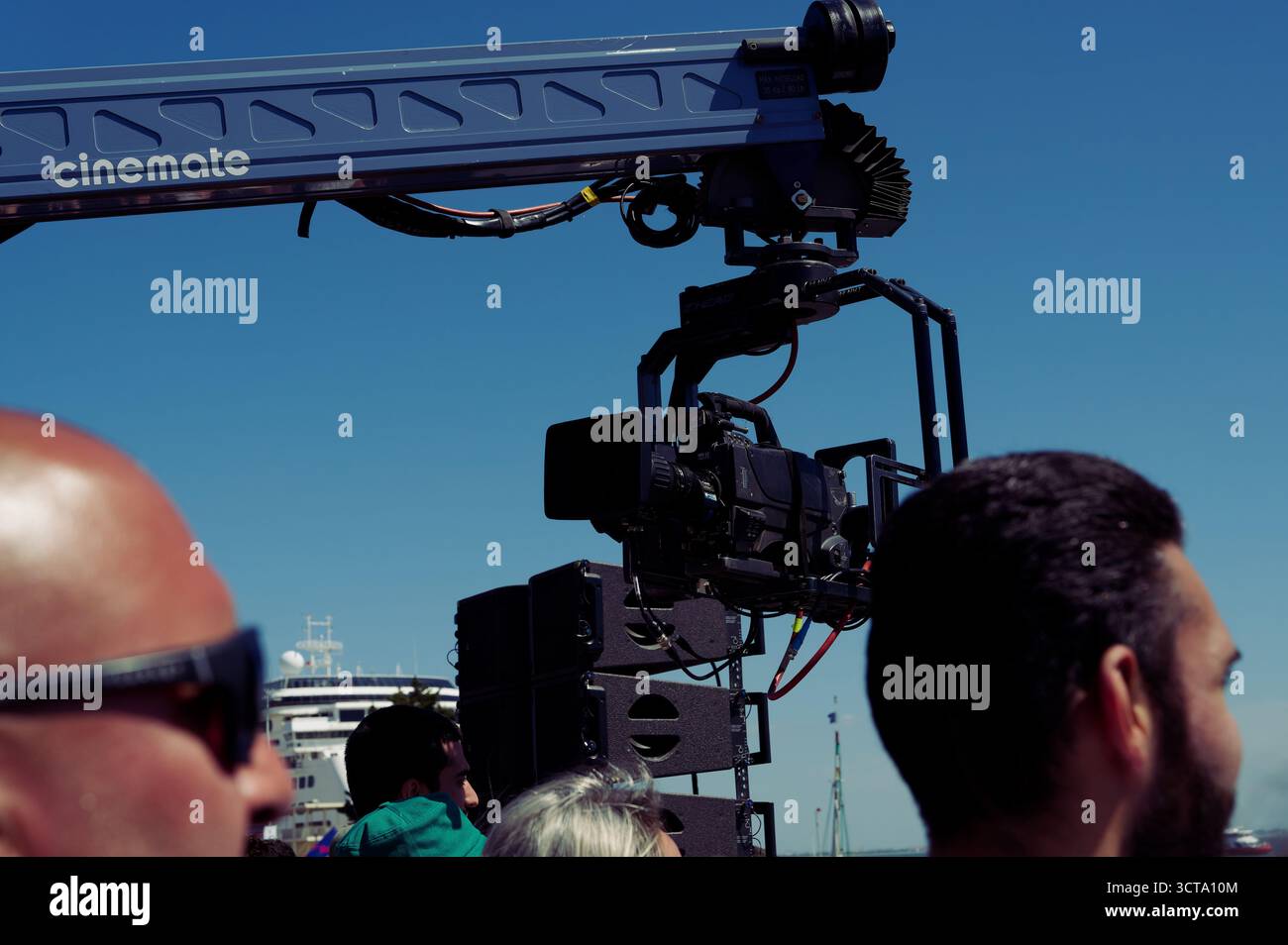 La gru fotografica professionale cattura l'azione al Red Bull Flugtag di Lisbona sotto il cielo estivo Foto Stock