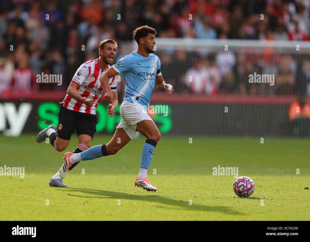 GTECH Community Stadium, Brentford, Londra, Inghilterra. 5 ottobre 2025; Gtech Community Stadium, Brentford, Londra, Inghilterra; Premier League Football, Brentford contro Manchester City; Matheus Nunes di Manchester City sul pallone credito: Action Plus Sports Images/Alamy Live News Foto Stock