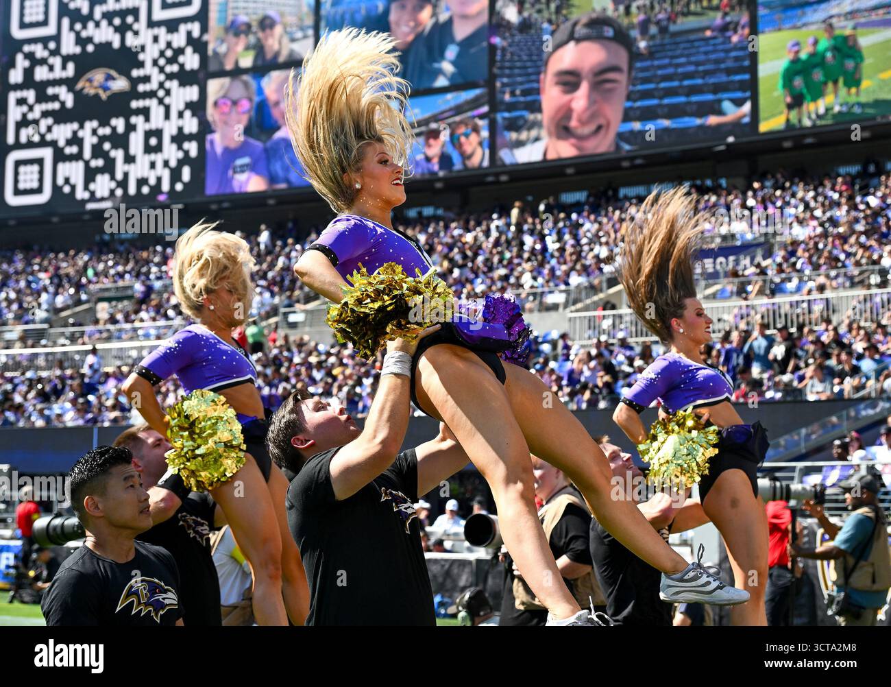 Baltimora, Stati Uniti. 5 ottobre 2025. Le cheerleader dei Baltimore Ravens si esibiscono contro gli Houston Texans durante il secondo quarto all'M&T Bank Stadium di Baltimora, Maryland, domenica 5 ottobre 2025. Foto di David Tulis/UPI credito: UPI/Alamy Live News Foto Stock