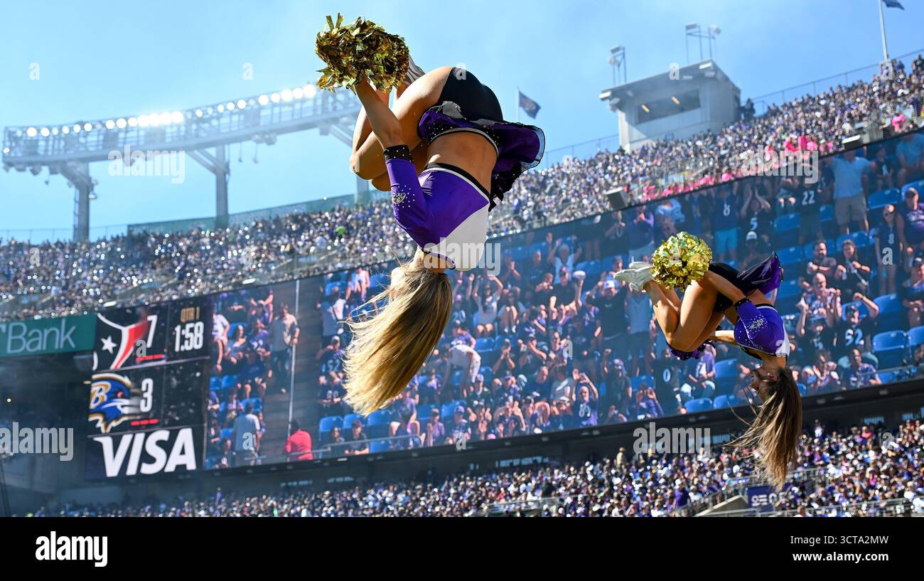 Baltimora, Stati Uniti. 5 ottobre 2025. Le cheerleader dei Baltimore Ravens si esibiscono contro gli Houston Texans durante il secondo quarto all'M&T Bank Stadium di Baltimora, Maryland, domenica 5 ottobre 2025. Foto di David Tulis/UPI credito: UPI/Alamy Live News Foto Stock