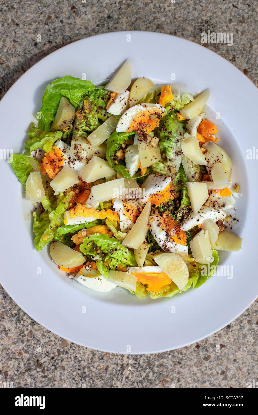 Lattuga verde con uova e patate Foto Stock