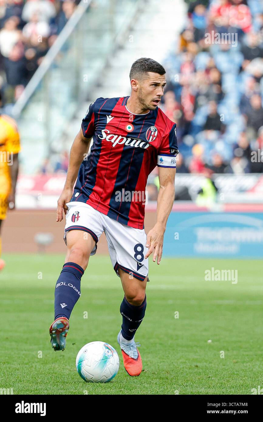 Stadio Renato Dall'Ara, Bologna, Italia. 5 ottobre 2025; Stadio Renato Dall'Ara, Bologna, Italia, serie A calcio, Bologna contro Pisa; Remo Freuler del Bologna FC corre con la palla credito: Action Plus Sports Images/Alamy Live News Foto Stock