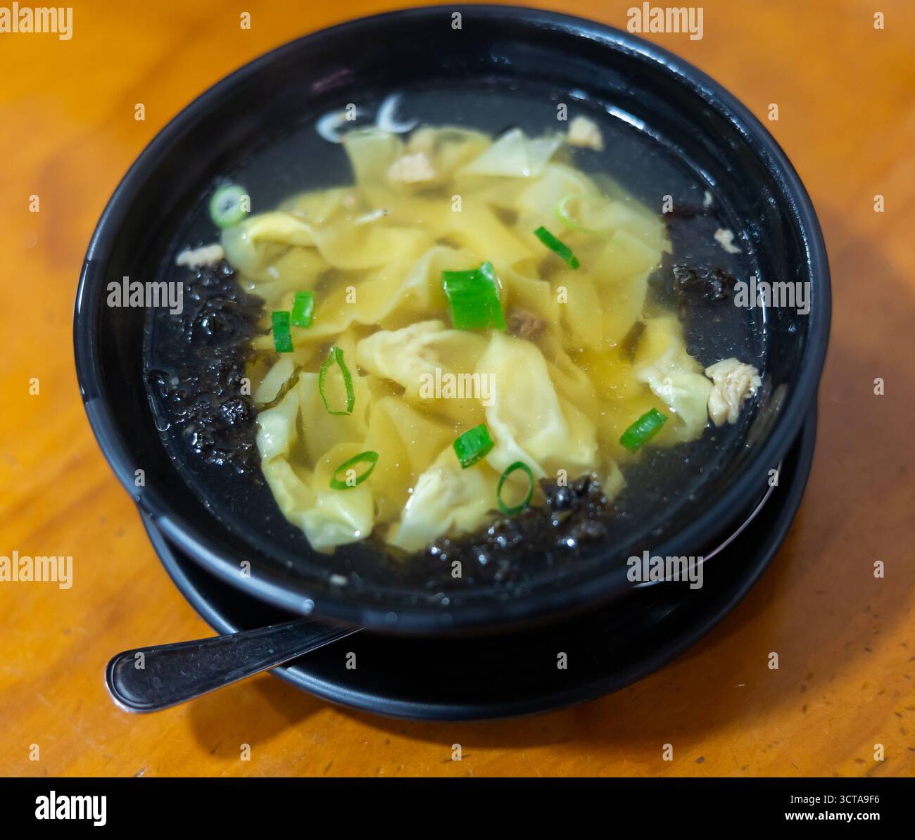 La zuppa di wonton è composta da gnocchi cotti ripieni di carne o pesce. Vengono serviti in brodo, solitamente arricchiti con cipolle e altri ingredienti. Cinese Foto Stock