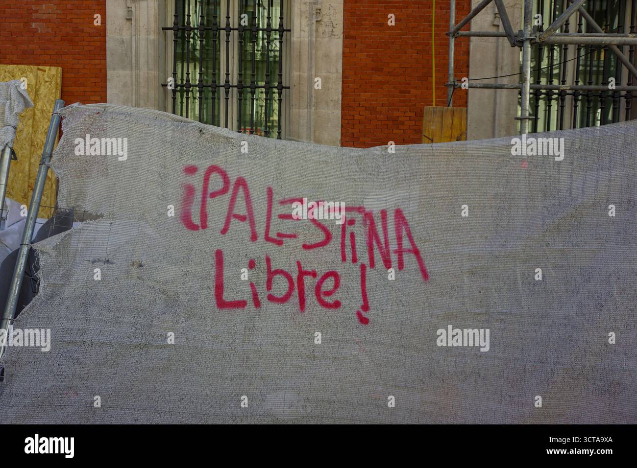 Graffiti con lo slogan "lunga vita alla Palestina libera” si vedono nel centro di Madrid. Foto Stock
