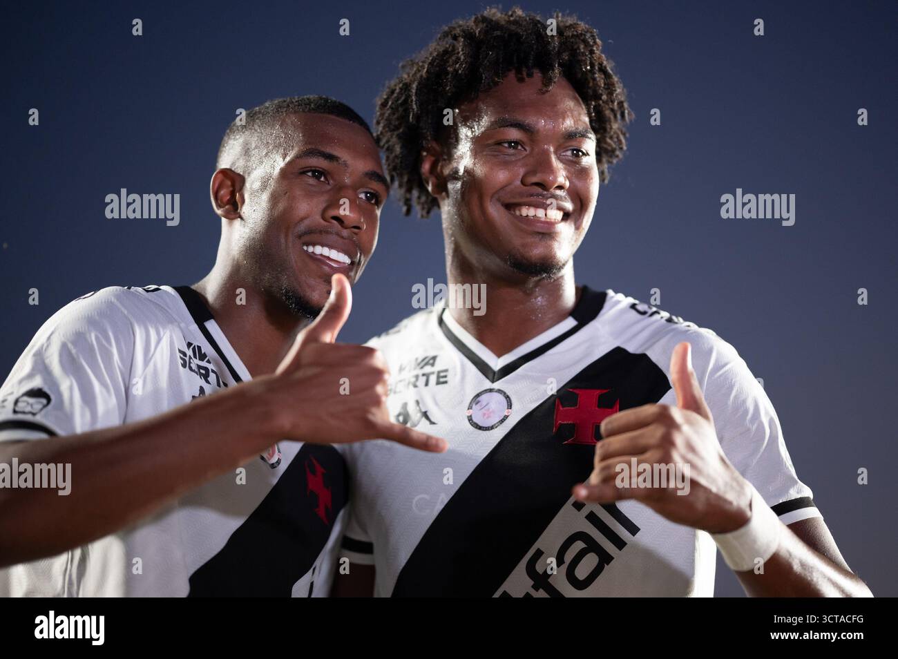 Rio De Janeiro, Brasile. 5 ottobre 2025. RJ - RIO DE JANEIRO - 10/05/2025 - BRASILIANO A 2025, VASCO x VITORIA - GB giocatore di Vasco e Rayan giocatore della sua squadra durante la partita contro Vitoria allo stadio Sao Januario per il campionato brasiliano A 2025. Foto: Jorge Rodrigues/AGIF (foto di Jorge Rodrigues/AGIF/Sipa USA) credito: SIPA USA/Alamy Live News Foto Stock