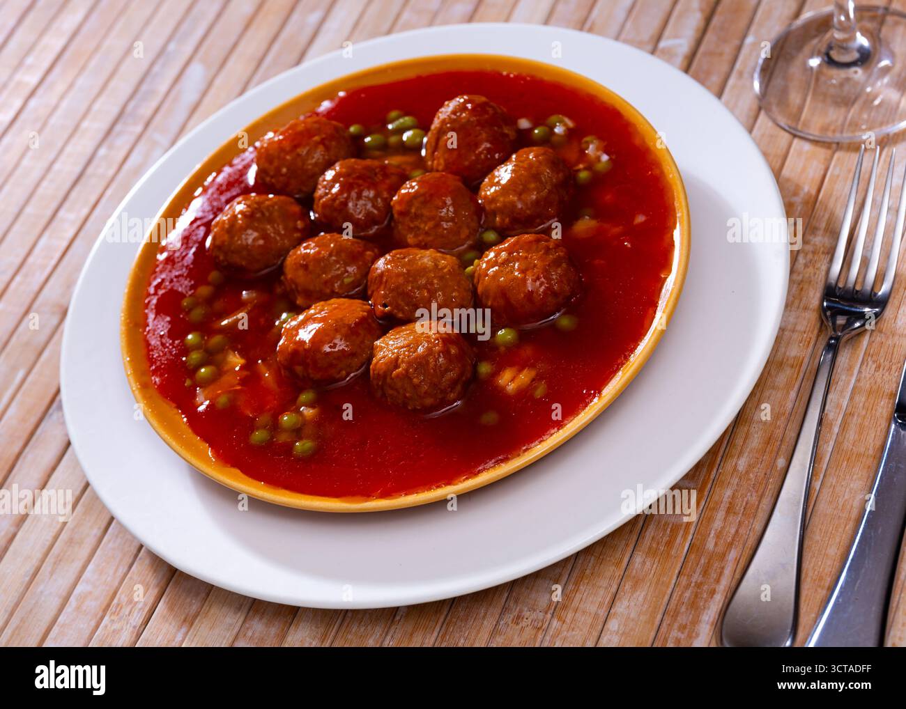 Polpette con verdure all'orto, cotte in salsa di pomodoro Foto Stock