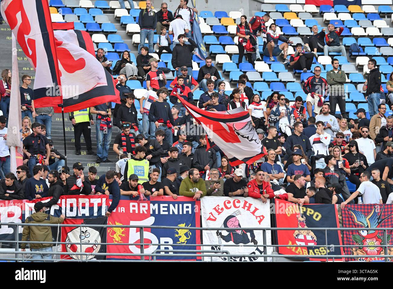 Napoli, Campania. 5 ottobre 2025. Tifosi del Genoa durante la serie A Enilive match tra Napoli e Genova allo stadio Diego Armando Maradona crediti: massimo insabato/Alamy Live News Foto Stock