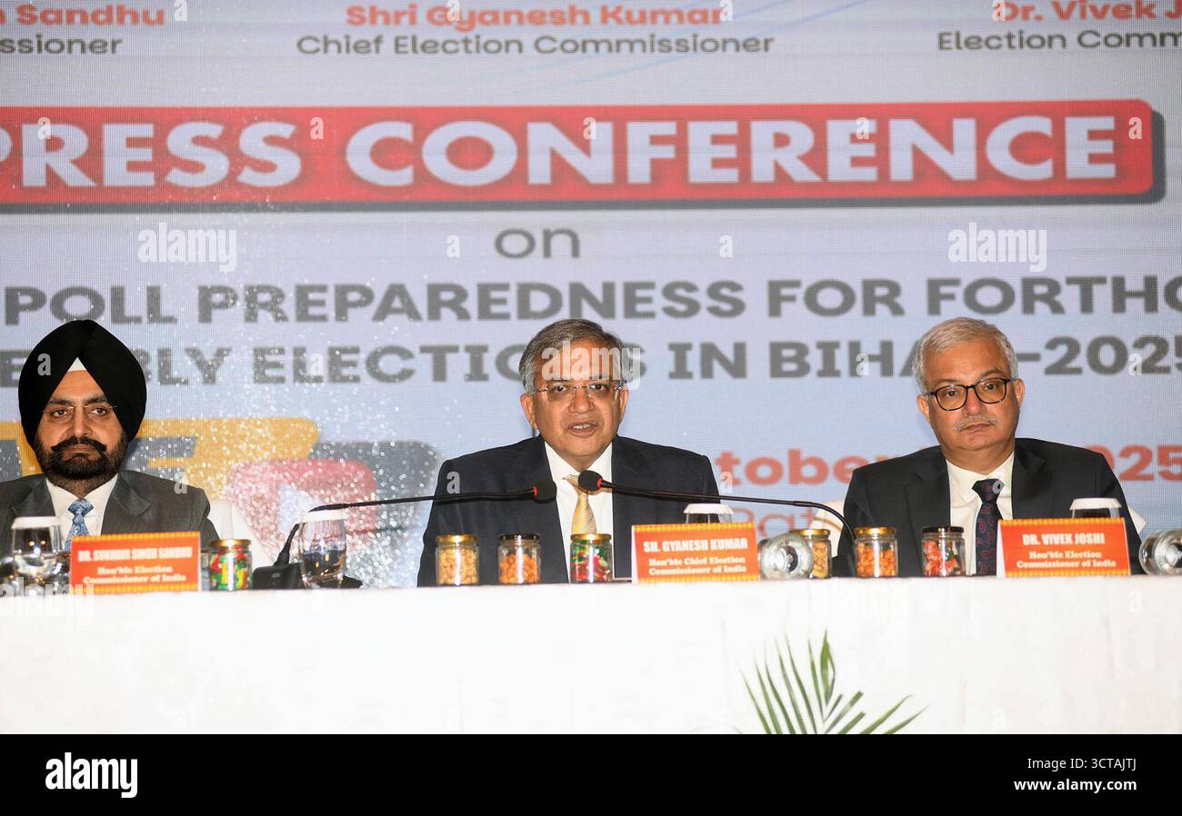Patna, India. 5 ottobre 2025. PATNA, INDIA - 5 OTTOBRE: Gyanesh Kumar, Commissario elettorale dell'India, insieme ai commissari elettorali Vivek Joshi e S S Sandhu, durante la conferenza stampa all'Hotel Taj, il 5 ottobre 2025 a Patna, India. (Foto di Santosh Kumar/Hindustan Times/Sipa USA ) credito: SIPA US/Alamy Live News Foto Stock