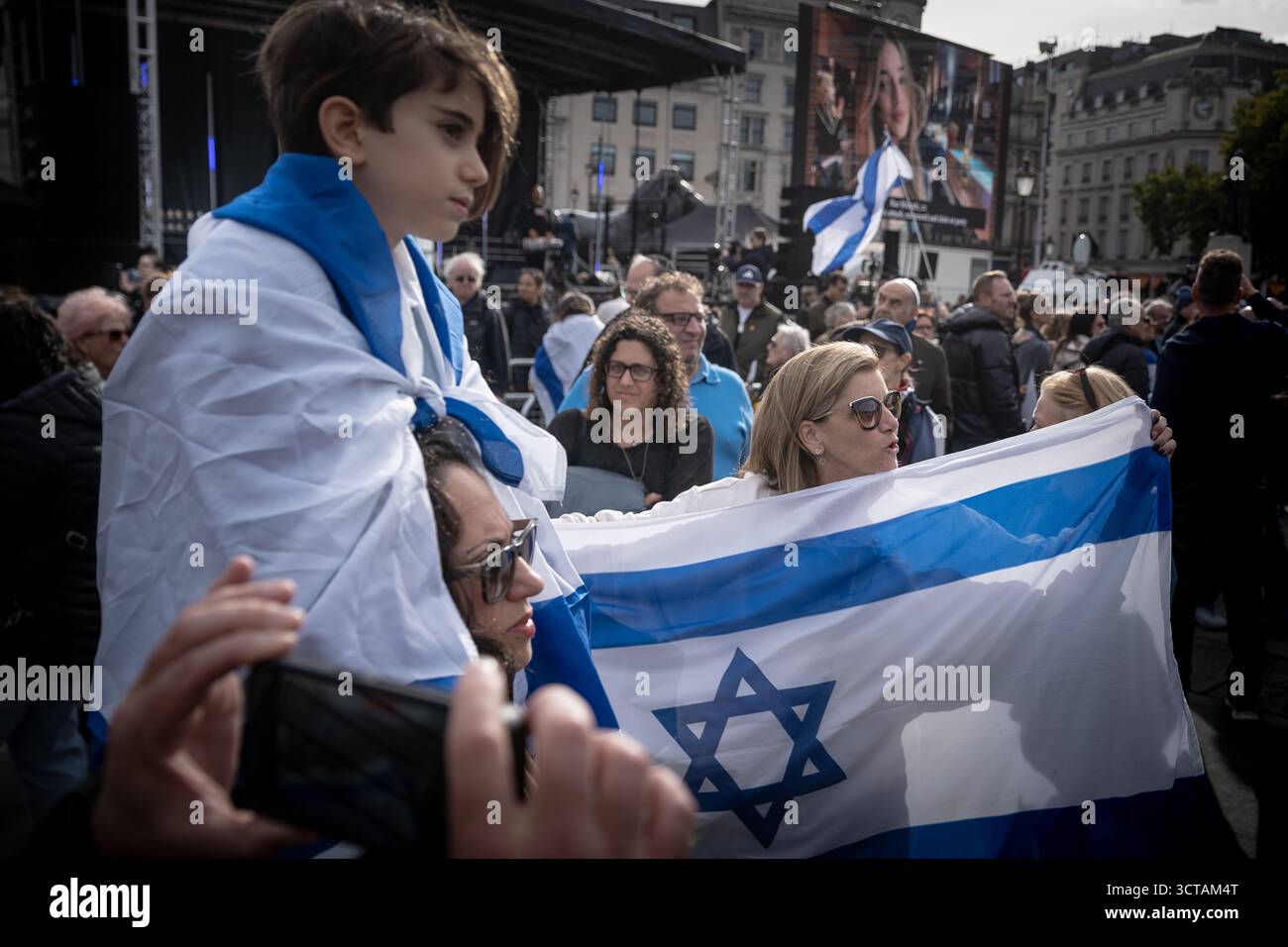 Londra, Regno Unito. 5 ottobre 2025. Gli ebrei britannici, i membri e i sostenitori della comunità israeliana a Londra tengono una veglia a Trafalgar Square per celebrare il secondo anniversario degli attentati del 7 ottobre e piangono le vittime dell’attentato terroristico della sinagoga di Manchester di giovedì. Organizzato dal Consiglio dei deputati e dal Consiglio della leadership ebraica (JLC), il memoriale ha visto i membri della comunità e gli alleati riunirsi nella piazza, riempiendola fino ai gradini della Galleria Nazionale. Crediti: Guy Corbishley/Alamy Live News Foto Stock
