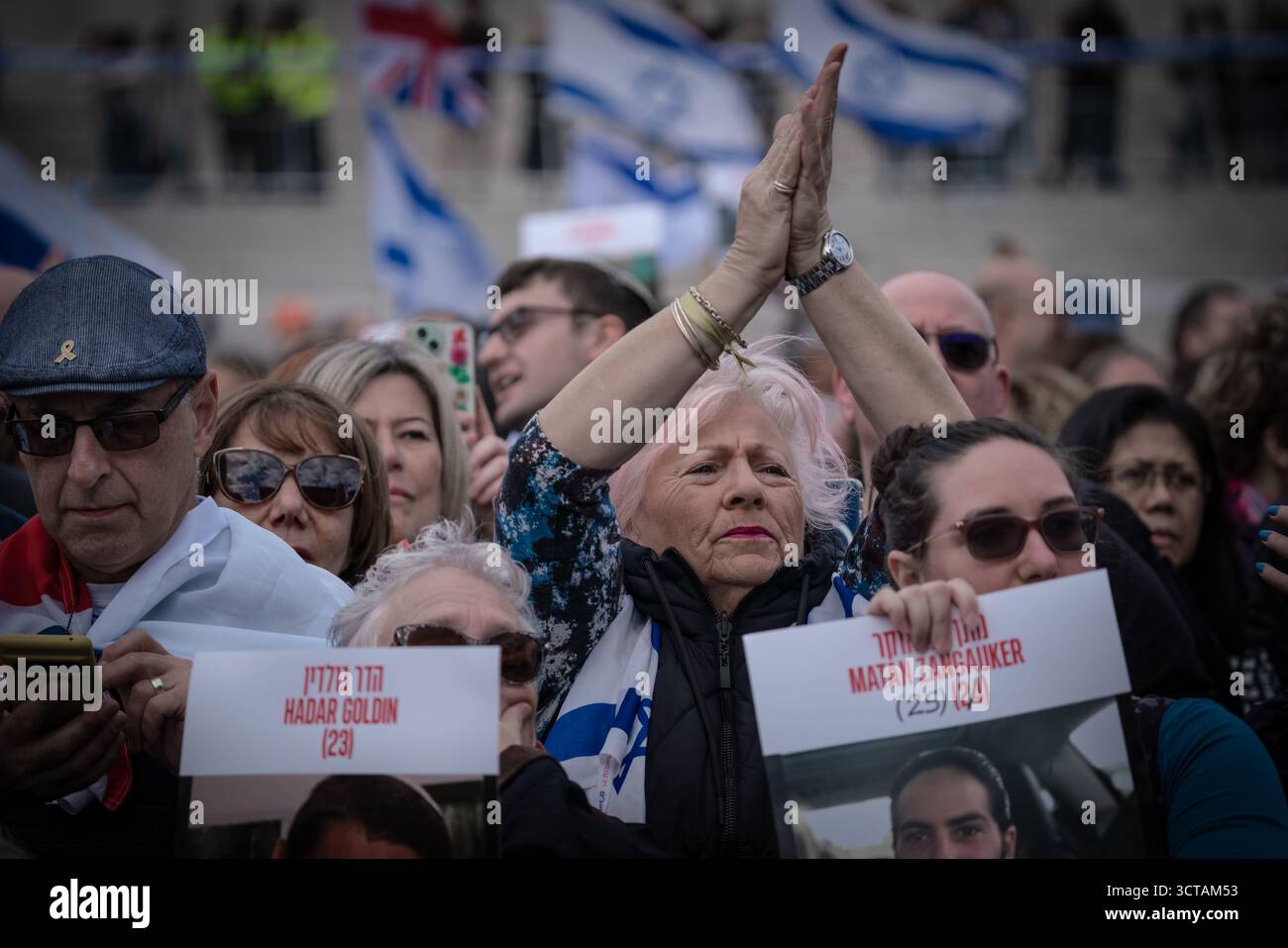 Londra, Regno Unito. 5 ottobre 2025. Gli ebrei britannici, i membri e i sostenitori della comunità israeliana a Londra tengono una veglia a Trafalgar Square per celebrare il secondo anniversario degli attentati del 7 ottobre e piangono le vittime dell’attentato terroristico della sinagoga di Manchester di giovedì. Organizzato dal Consiglio dei deputati e dal Consiglio della leadership ebraica (JLC), il memoriale ha visto i membri della comunità e gli alleati riunirsi nella piazza, riempiendola fino ai gradini della Galleria Nazionale. Crediti: Guy Corbishley/Alamy Live News Foto Stock