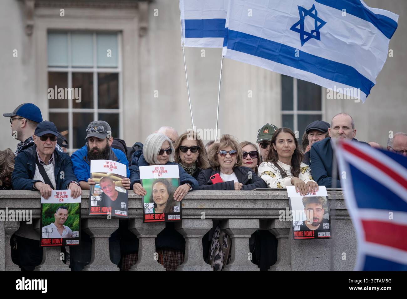 Londra, Regno Unito. 5 ottobre 2025. Gli ebrei britannici, i membri e i sostenitori della comunità israeliana a Londra tengono una veglia a Trafalgar Square per celebrare il secondo anniversario degli attentati del 7 ottobre e piangono le vittime dell’attentato terroristico della sinagoga di Manchester di giovedì. Organizzato dal Consiglio dei deputati e dal Consiglio della leadership ebraica (JLC), il memoriale ha visto i membri della comunità e gli alleati riunirsi nella piazza, riempiendola fino ai gradini della Galleria Nazionale. Crediti: Guy Corbishley/Alamy Live News Foto Stock