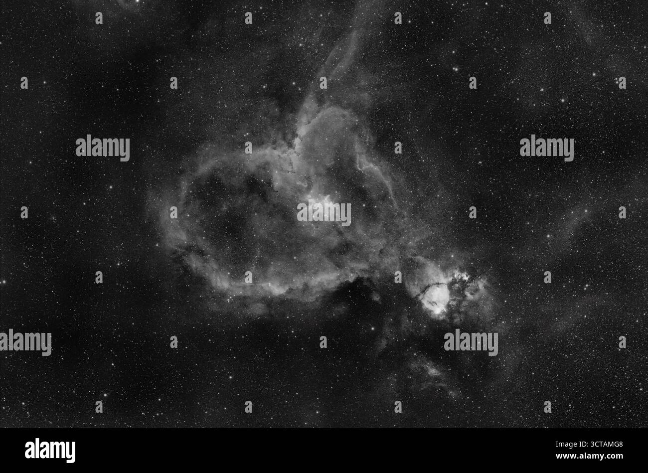 Londra, Regno Unito. 6 ottobre 2025. La Nebulosa del cuore di Cassiopeia brilla in cielo limpido sopra Londra in questa lunga esposizione della complessa nebulosa a emissione a 7.500 anni luce di distanza, vista attraverso il campo stellare in primo piano e fotografata attraverso un filtro a banda stretta alfa Hydrogen. Crediti: Malcolm Park/Alamy Foto Stock