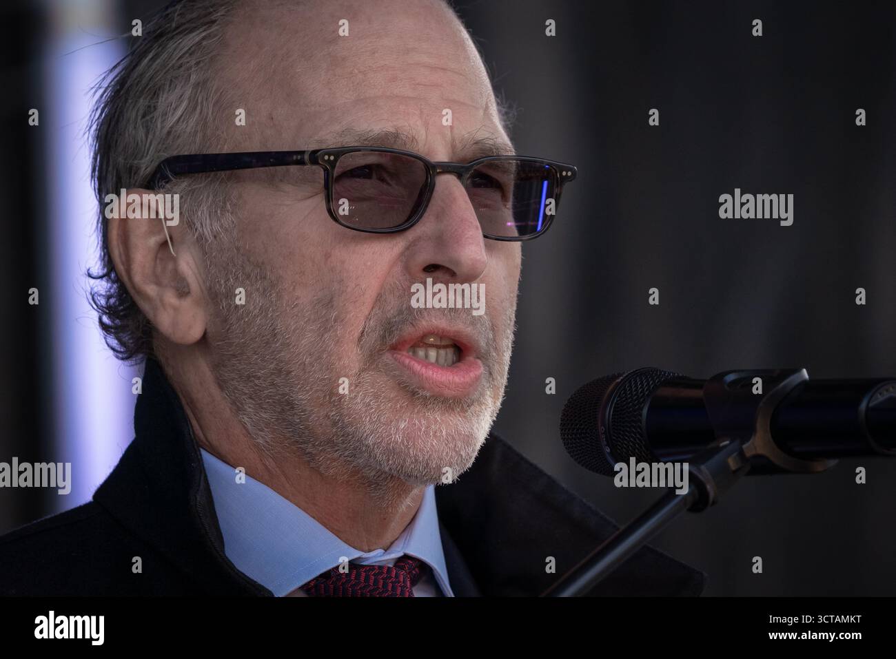 Londra, Regno Unito. 5 ottobre 2025. Keith Black, del JLC, parla. Gli ebrei britannici, i membri e i sostenitori della comunità israeliana a Londra tengono una veglia a Trafalgar Square per celebrare il secondo anniversario degli attentati del 7 ottobre e piangono le vittime dell’attentato terroristico della sinagoga di Manchester di giovedì. Organizzato dal Consiglio dei deputati e dal Consiglio della leadership ebraica (JLC), il memoriale ha visto i membri della comunità e gli alleati riunirsi nella piazza, riempiendola fino ai gradini della Galleria Nazionale. Crediti: Guy Corbishley/Alamy Live News Foto Stock