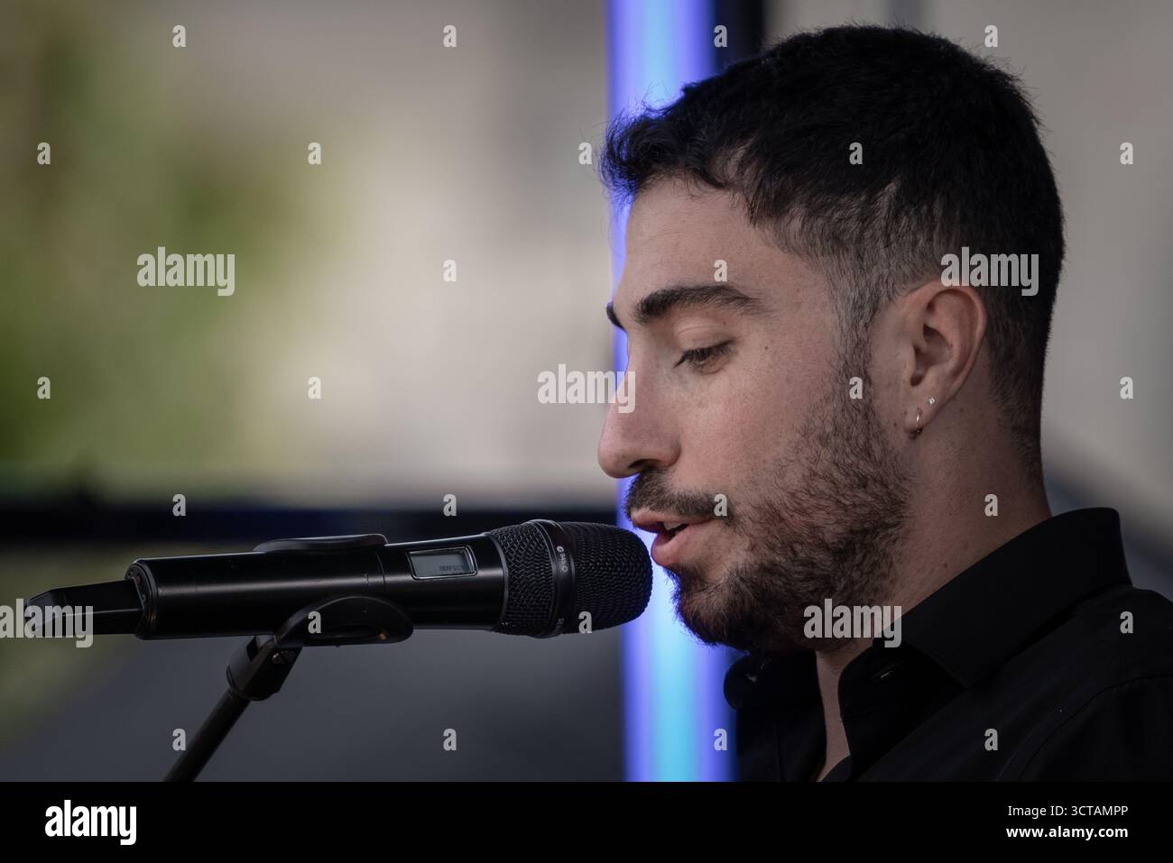 Londra, Regno Unito. 5 ottobre 2025. Shaun Lemel, sopravvissuto al Nova Festival, si rivolge alla folla. Gli ebrei britannici, i membri e i sostenitori della comunità israeliana a Londra tengono una veglia a Trafalgar Square per celebrare il secondo anniversario degli attentati del 7 ottobre e piangono le vittime dell’attentato terroristico della sinagoga di Manchester di giovedì. Organizzato dal Consiglio dei deputati e dal Consiglio della leadership ebraica (JLC), il memoriale ha visto i membri della comunità e gli alleati riunirsi nella piazza, riempiendola fino ai gradini della Galleria Nazionale. Crediti: Guy Corbishley/Alamy Live News Foto Stock