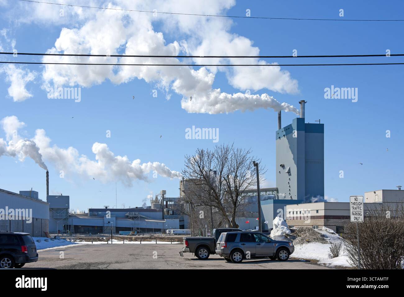 Dryden, Canada - 7 aprile 2025: Il frantoio di Dryden in Canada produce il Kraft di Softwood sbiancato settentrionale utilizzato principalmente nella produzione di premiu Foto Stock