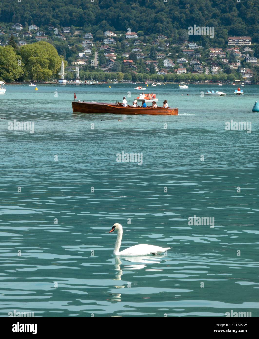 Lago Annecy, Francia. Scene d'estate sul lago di Annecy, adiacente alla città alpina di Annecy. Foto Stock