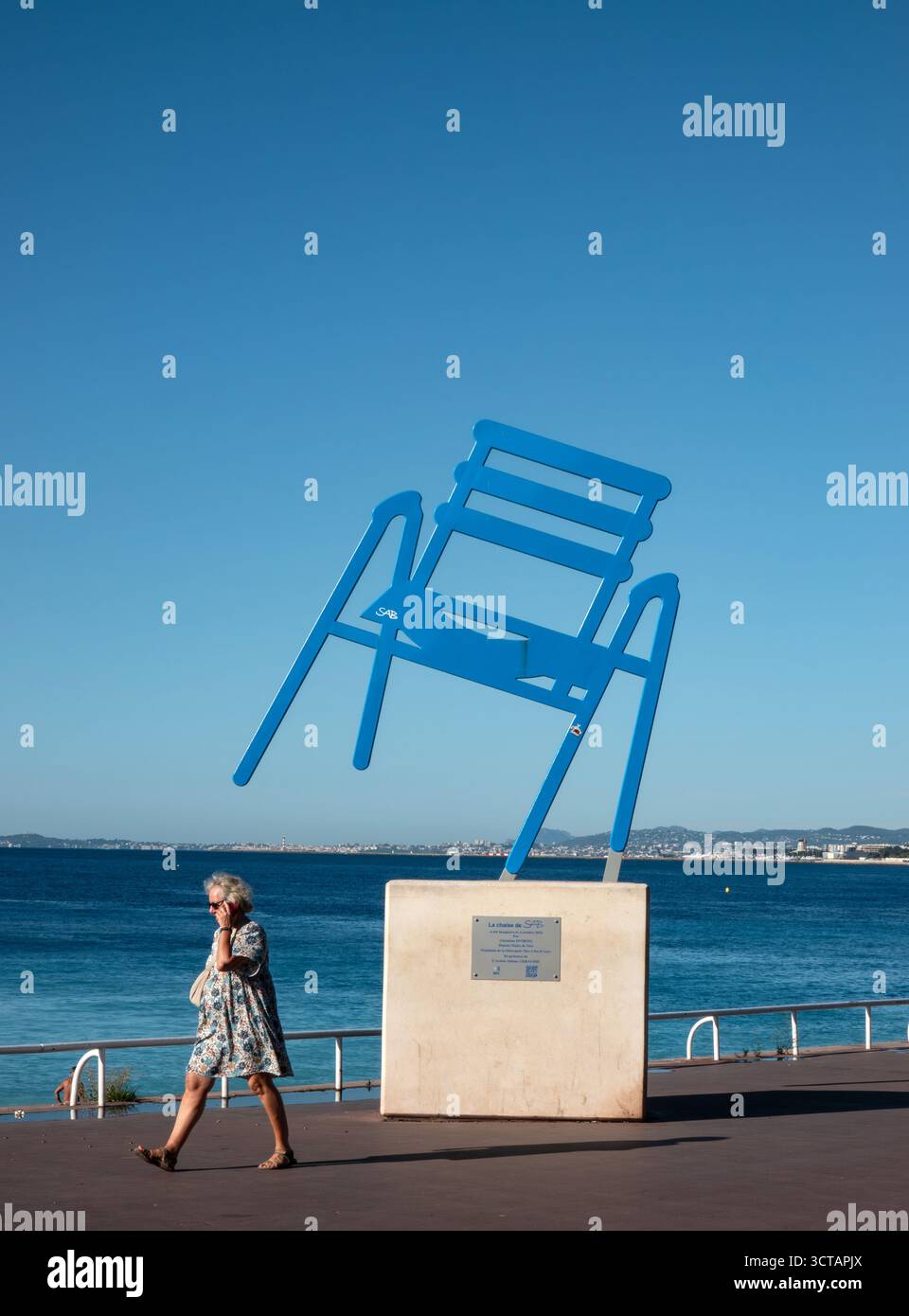 Bella Francia, sulla Costa Azzurra. Scene di vita quotidiana a Nizza e dintorni. La scultura Blue Chair sulla Promenade Des Anglais. Foto Stock